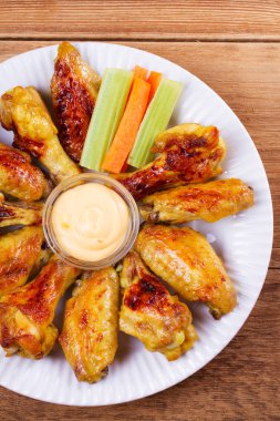 Tavuk buffalo kanatlar. Kereviz ve havuç sopa ile tavuk