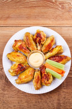 Tavuk buffalo kanatlar. Kereviz ve havuç sopa ile tavuk