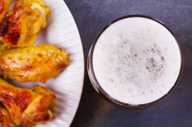 Bira ve tavuk kanatları buffalo. Ale. Bira ve gıda kavramı