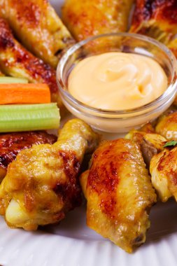 Tavuk buffalo kanatlar. Kereviz ve havuç sopa ile tavuk