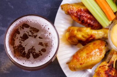 Bira ve tavuk kanatları buffalo. Ale. Bira ve gıda kavramı