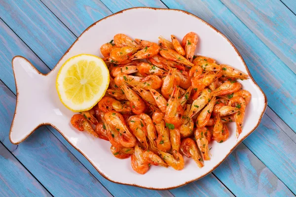 Limon ve beyaz tabakta maydanoz karides. Yukarıdan görüntülemek