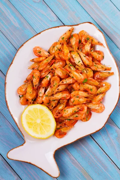 Limon ve beyaz tabakta maydanoz karides. Yukarıdan görüntülemek