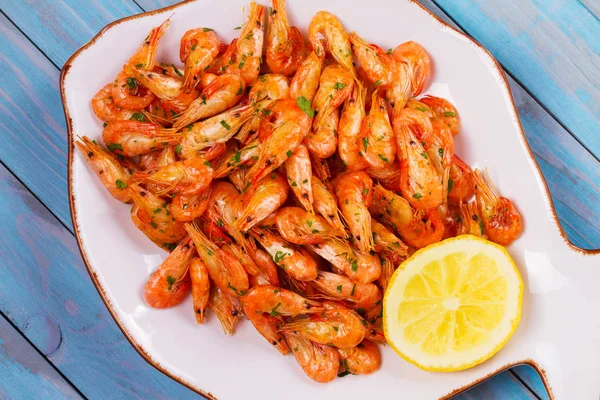 Limon ve beyaz tabakta maydanoz karides. Yukarıdan görüntülemek