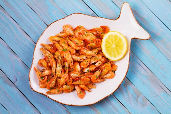 Limon ve beyaz tabakta maydanoz karides. Yukarıdan görüntülemek