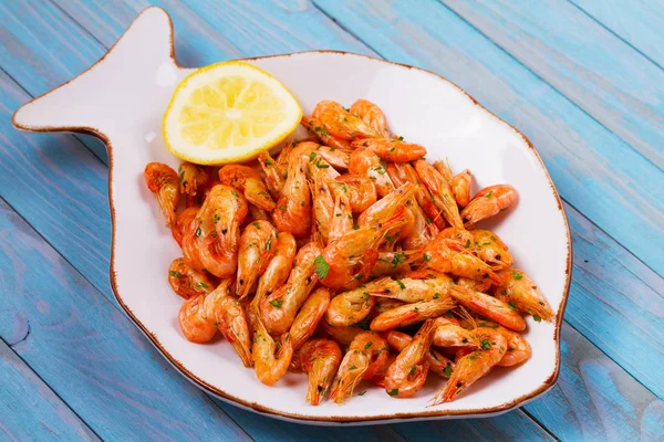 Limon ve beyaz tabakta maydanoz karides. Yukarıdan görüntülemek