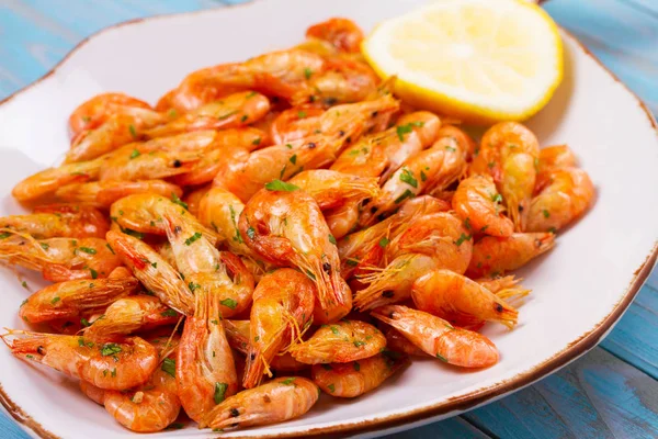 Gamberetti con limone e prezzemolo su piatto bianco. Vista dall'alto — Foto Stock