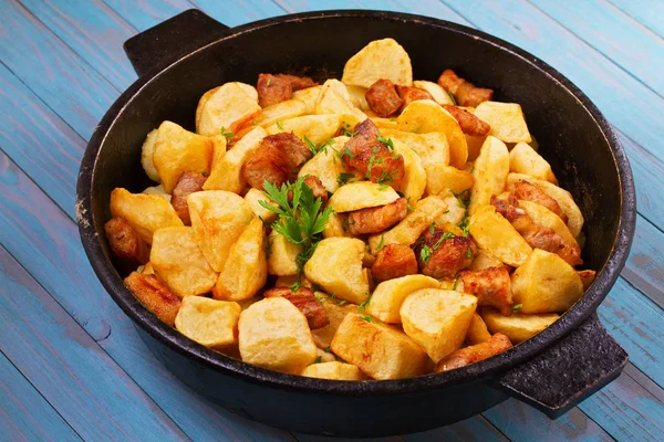 Tavada patates, yumurta ve et