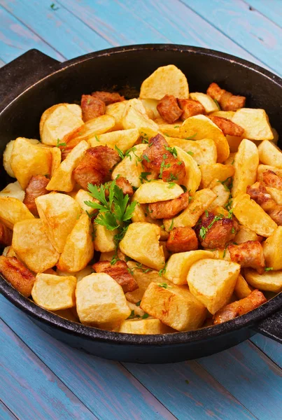 Tavada patates, yumurta ve et