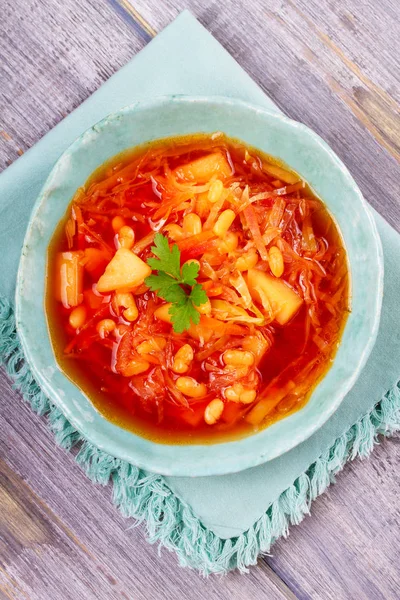 Borsht, bortsch, borshch, pancar çorbası. Sebze, fasulye ve pancar çorbası