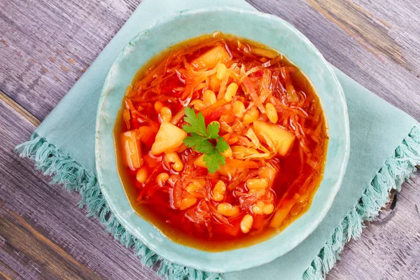 Borsht, bortsch, borshch, pancar çorbası. Sebze, fasulye ve pancar çorbası