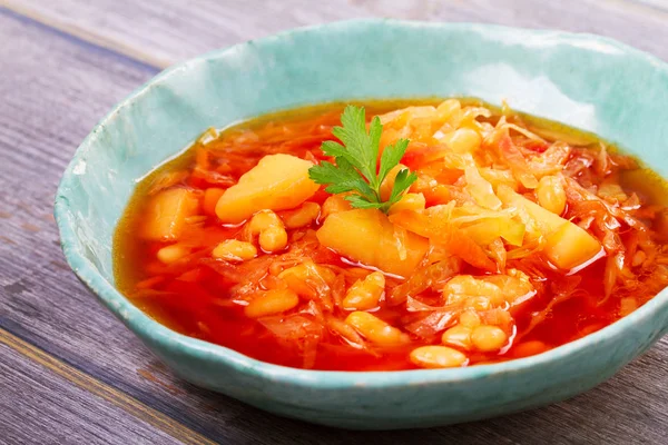 Borsht, bortsch, borshch, pancar çorbası. Sebze, fasulye ve pancar çorbası