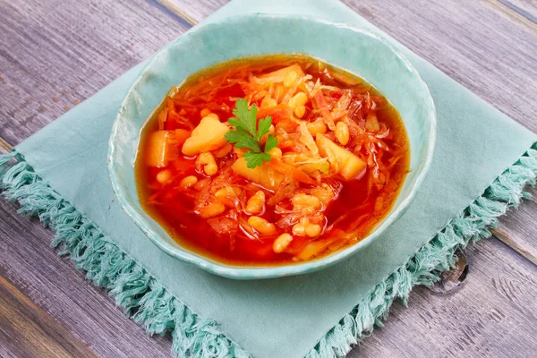 Borsht, bortsch, borshch, pancar çorbası. Sebze, fasulye ve pancar çorbası