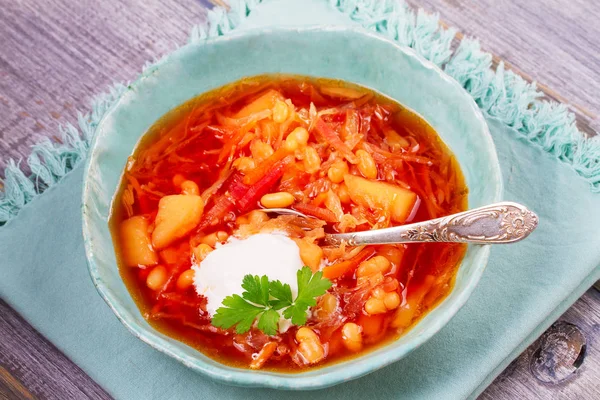 Borsht, bortsch, borshch, pancar çorbası. Sebze, fasulye ve pancar çorbası