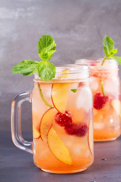 Şeftali frambuazlı limonata, nane ile süslenmiş. Meyve Berry kokteyli kavanoz