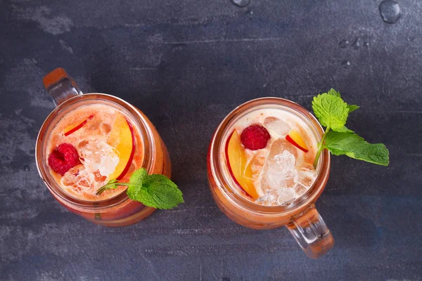Şeftali frambuazlı limonata, nane ile süslenmiş. Meyve Berry kokteyli kavanoz
