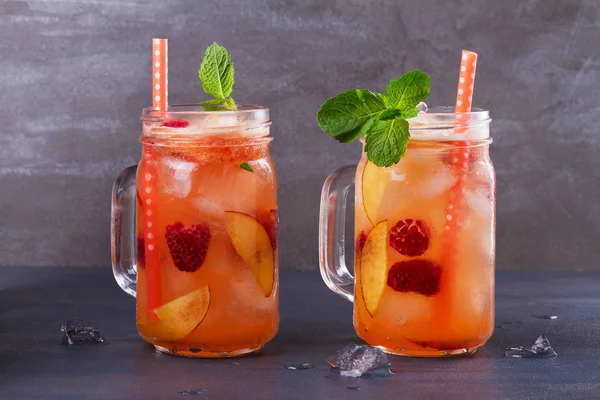 Şeftali frambuazlı limonata, nane ile süslenmiş. Meyve Berry kokteyli kavanoz