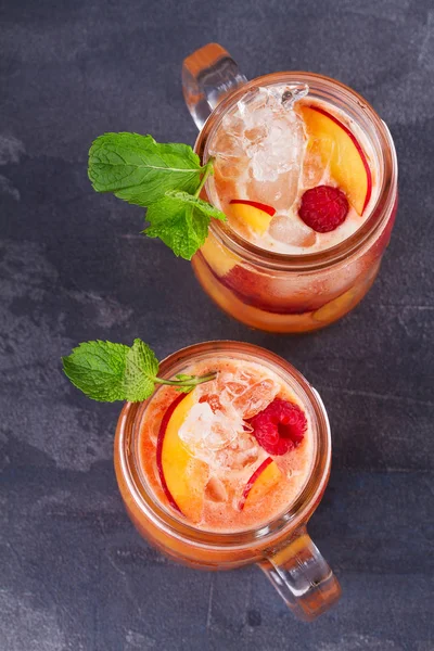 Şeftali frambuazlı limonata, nane ile süslenmiş. Meyve Berry kokteyli kavanoz