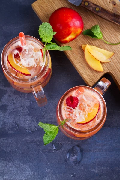 Şeftali frambuazlı limonata, nane ile süslenmiş. Meyve Berry kokteyli kavanoz
