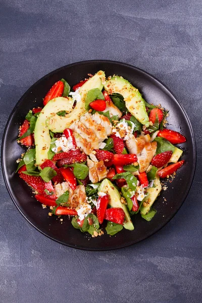 Bademli tavuk, çilek, avokado ve ıspanak salatası