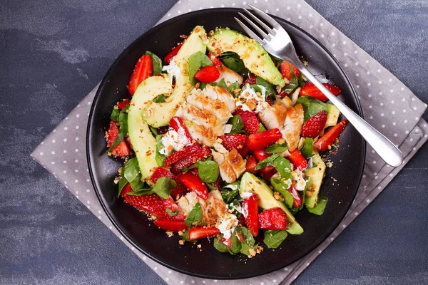 Bademli tavuk, çilek, avokado ve ıspanak salatası