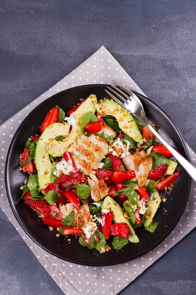 Bademli tavuk, çilek, avokado ve ıspanak salatası