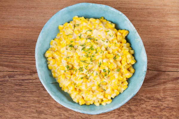 Kremalı mısır ahşap arka plan üzerinde kase. Tavada Mısır. Ev yapımı Mısır yemek