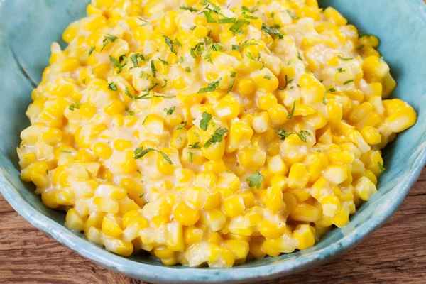 Kremalı mısır ahşap arka plan üzerinde kase. Tavada Mısır. Ev yapımı Mısır yemek