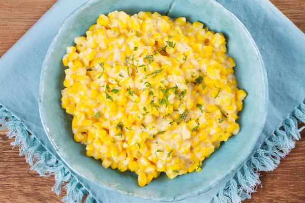 Kremalı mısır ahşap arka plan üzerinde kase. Tavada Mısır. Ev yapımı Mısır yemek