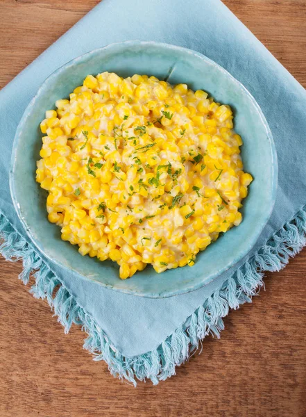 Kremalı mısır ahşap arka plan üzerinde kase. Tavada Mısır. Ev yapımı Mısır yemek