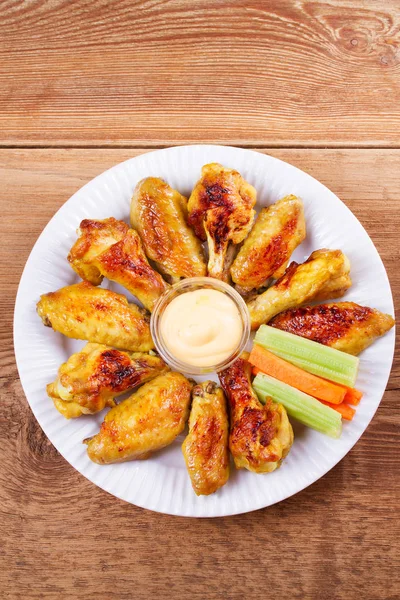 Tavuk buffalo kanatlar. Kereviz ve havuç sopa ile tavuk