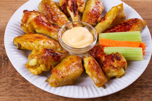 닭 날개 버팔로. 셀러리와 당근 스틱와 치킨 — 스톡 사진