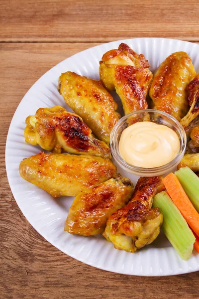 Tavuk buffalo kanatlar. Kereviz ve havuç sopa ile tavuk