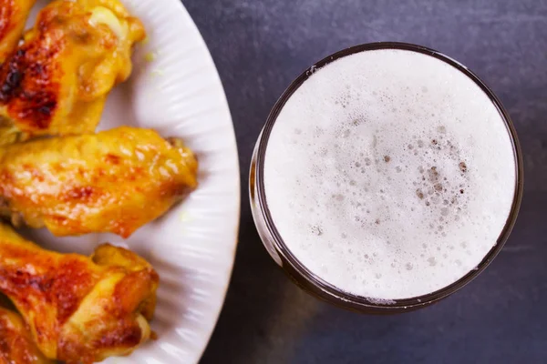 Bira ve tavuk kanatları buffalo. Ale. Bira ve gıda kavramı