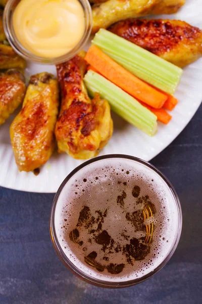 Beer and chicken wings buffalo. Ale. Beer and food concept — Stock Photo, Image
