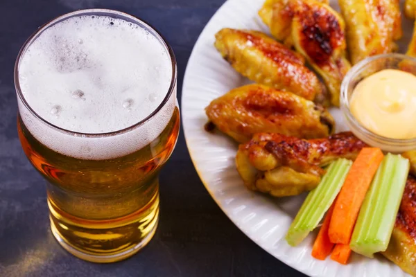 Cerveza y alitas de pollo búfalo. Ale. Concepto de cerveza y comida — Foto de Stock