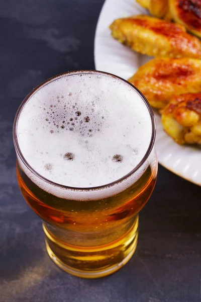 Bira ve tavuk kanatları buffalo. Ale. Bira ve gıda kavramı