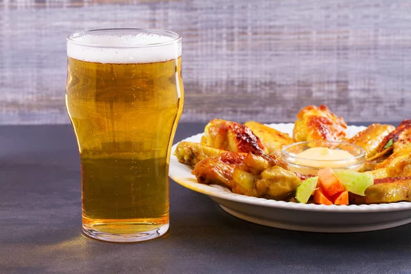 Beer and chicken wings buffalo. Ale. Beer and food concept — Stock Photo, Image