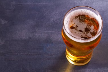 Bardak bira gri arka plan üzerinde. Ale