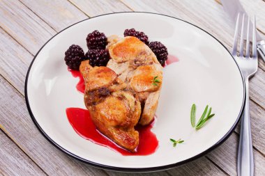 Kekik ve biberiye ile böğürtlen soslu tavşan