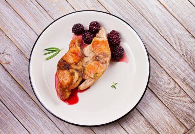 Kekik ve biberiye ile böğürtlen soslu tavşan