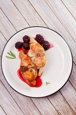 Kekik ve biberiye ile böğürtlen soslu tavşan