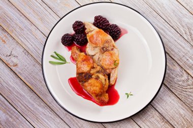 Kekik ve biberiye ile böğürtlen soslu tavşan