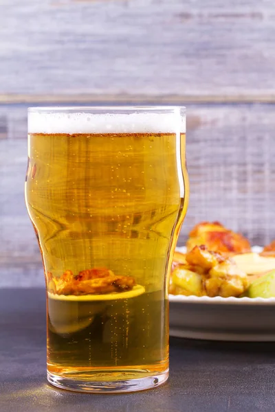 Bira ve tavuk kanatları buffalo. Ale. Bira ve gıda kavramı