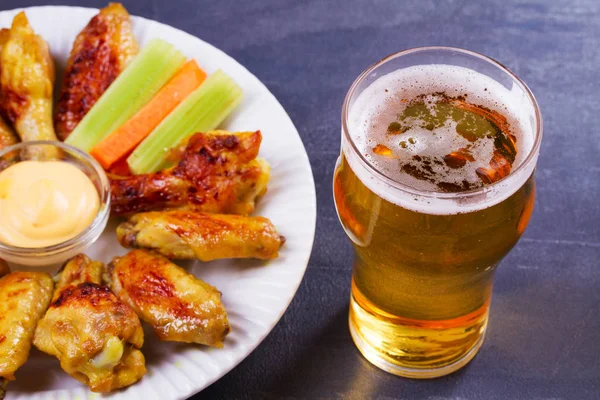 Beer and chicken wings buffalo. Ale. Beer and food concept — Stock Photo, Image