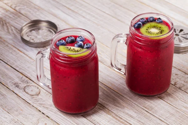 Berry kiwi batido en los frascos, adornado con arándanos y kiwi — Foto de Stock