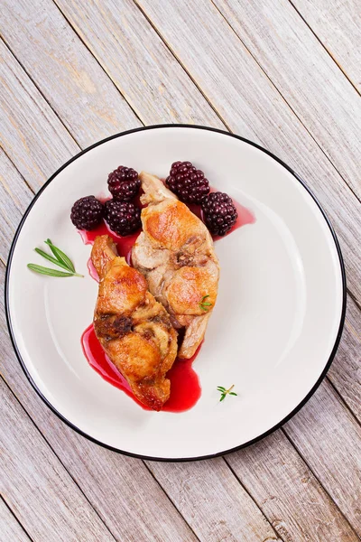 Kekik ve biberiye ile böğürtlen soslu tavşan