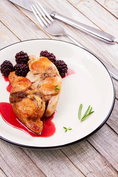 Rabbit in blackberry sauce with thyme and rosemary — Stock Photo, Image