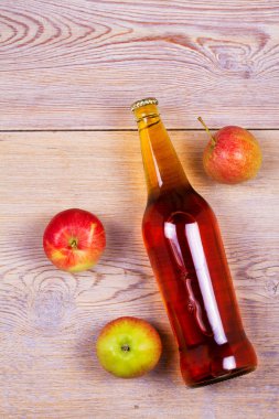 Meyve ile elma ve armut şarabı şişe. Yiyecek ve içecek konsepti