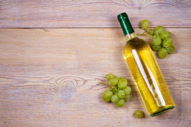 Bir şişe beyaz şarap üzüm ile. Şarap natürmort. Yiyecek ve içecek konsepti